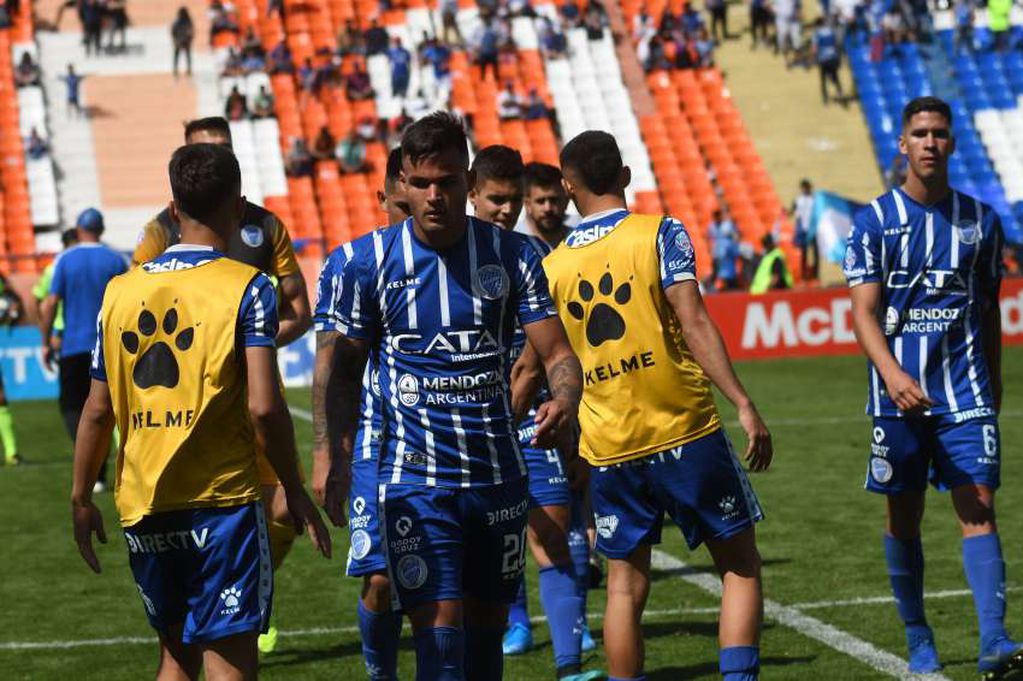 
El equipo se retiró con la cabeza baja. | Marcelo Rolland / Los Andes
   