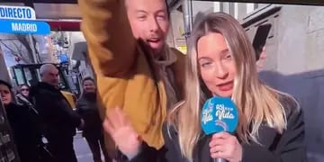 Video: Un hombre irrumpe un reporte en vivo haciendo el saludo nazi “Idiotas en todas partes”