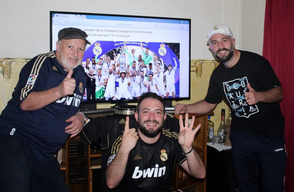 Los Rodríguez, hinchas mendocinos del Real Madrid, con Los Andes como fondo de pantalla.