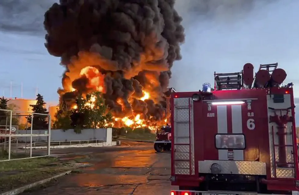Ataque con drones provoca gran incendio en un depósito de petróleo ruso en la anexada Crimea
