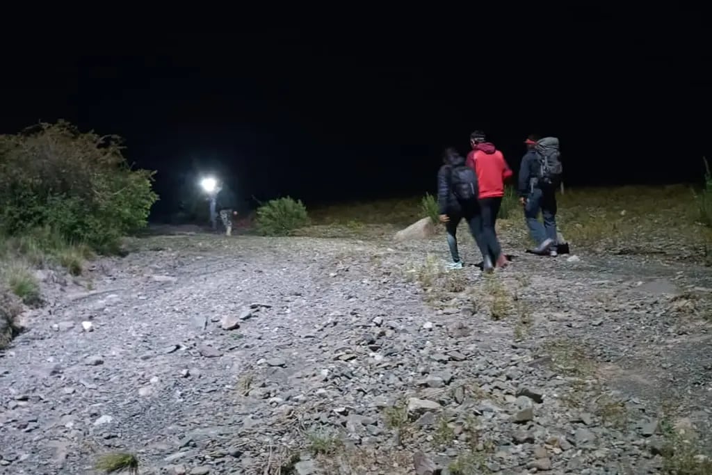 Con la ayuda de un dron rescataron a tres personas en el cerro Gateado
