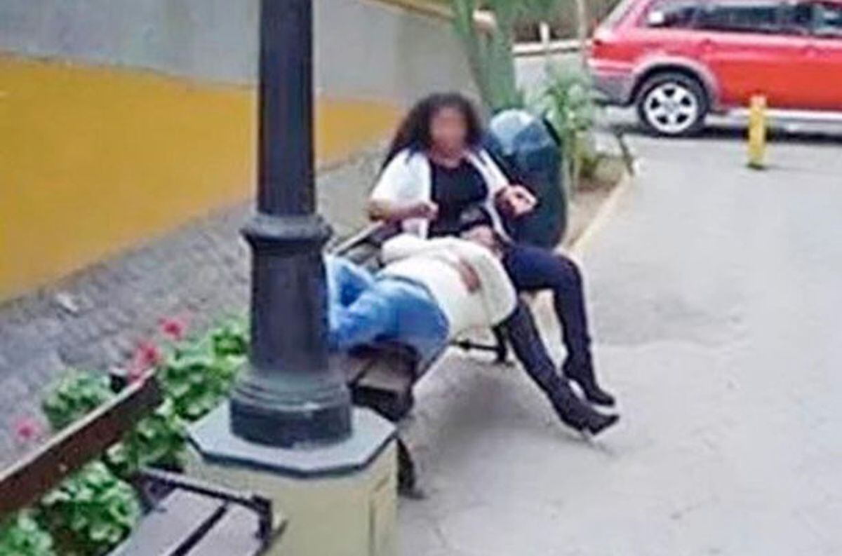 Los amantes estaban en un paseo peatonal cuando la cámara de Google los fotografió. Foto Google Street View