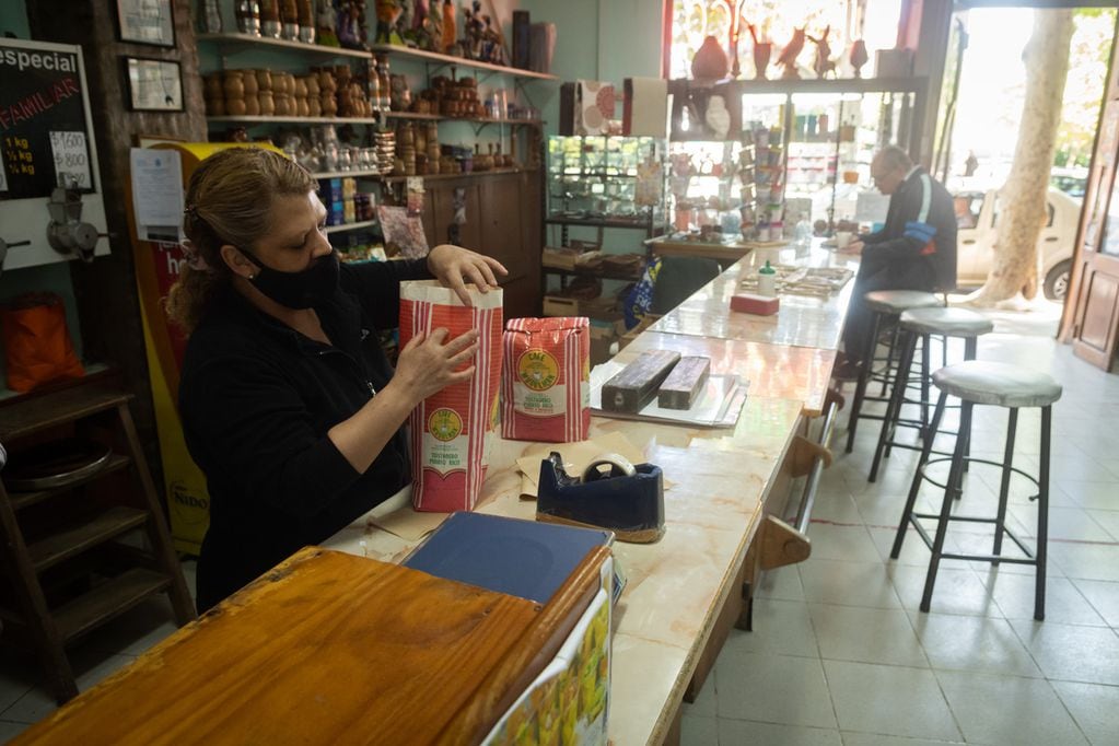 Cafés históricos de Mendoza
Isabel Peralta, prepara una bolsa de café tostado   
El Tostadero de Puerto Rico. Foto Ignacio Blanco / Los Andes