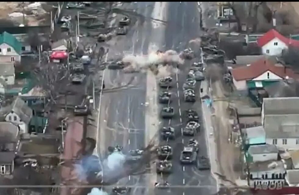 El video de la emboscada contra uno de los “convoyes de la muerte” de Putin cerca de Kiev / Foto: captura