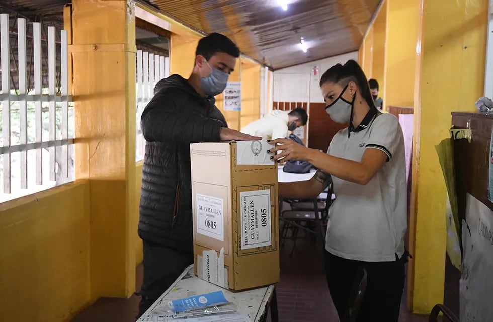 En la escuela Leandro Alem de Guaymallen, comienzan a preparar el cuarto oscuro para las respectivas elecciones. Foto José Gutierrez / Los Andes