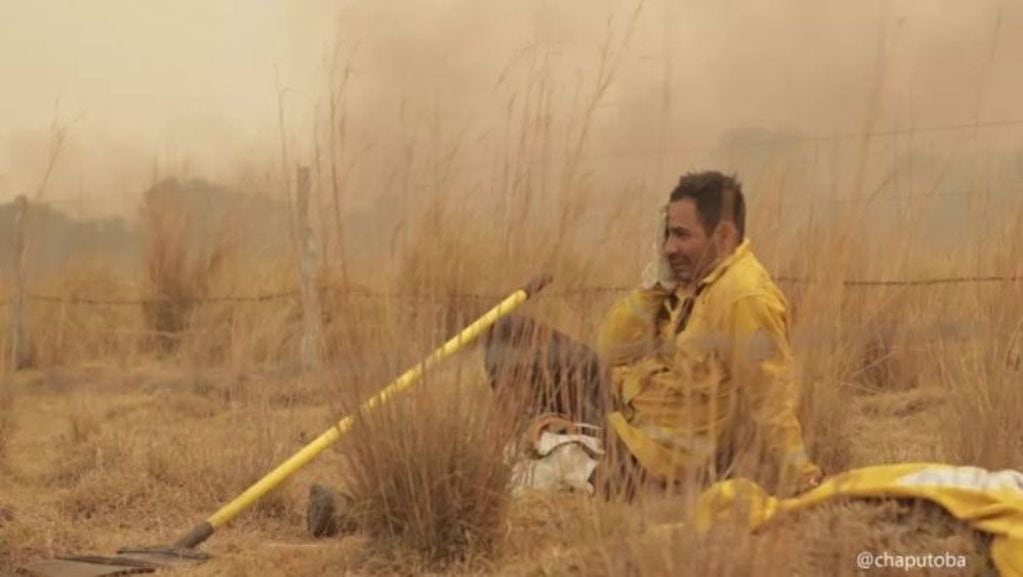 Los incendios en Corrientes no dan tregua, un bombero fue fotografiado intentando combatir las llamas.