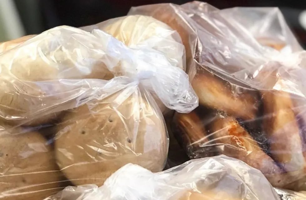 Panadería solidaria en Mendoza: regalan bolsas con tortitas para los más necesitados