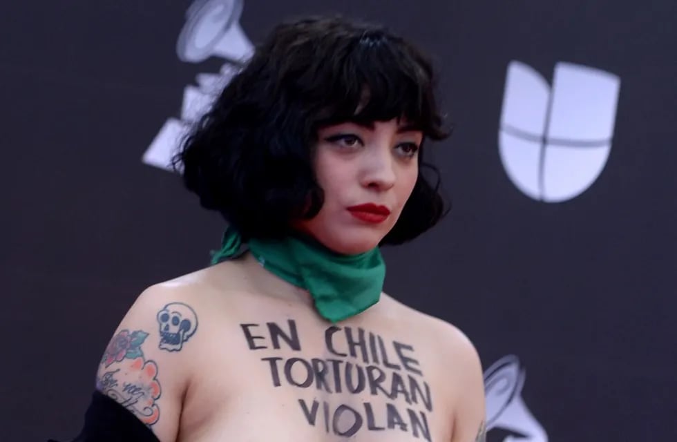 Mon Laferte protestó en topless en los Latin Grammy para denunciar la situación en Chile