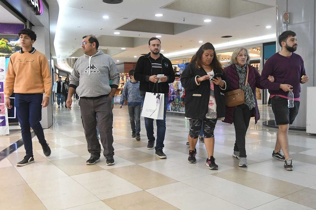 Centro comercial Mendoza Shopping, turistas visitan el lugar para realizar compras y paseos
 Foto: José Gutierrez / Los Andes 