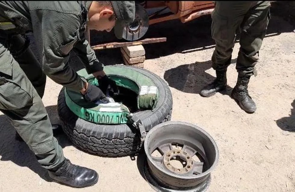 La droga había sido acondicionada dentro de los neumáticos. / Gentileza Gendarmería Nacional
