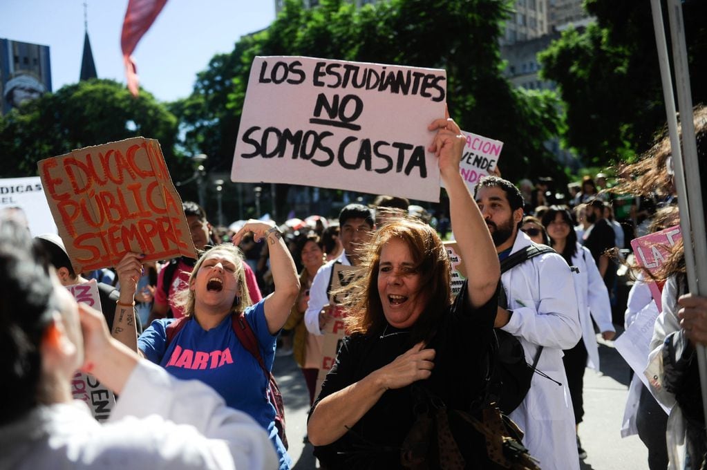 Masiva manifestación en defensa de las universidades públicas en la ciudad de Buenos Aires. Foto: Federico López Claro