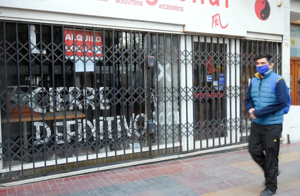 Muchos comercios cerraron sus puertas por la pandemia, dejaron de trabajar y costó el desempleo a gran cantidad de personas. Foto: José Gutiérrez / Los Andes.