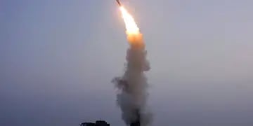 El lanzamiento de prueba de un misil antiaéreo. (Agencia Central de Noticias de Corea / Servicio de Noticias de Corea vía AP)