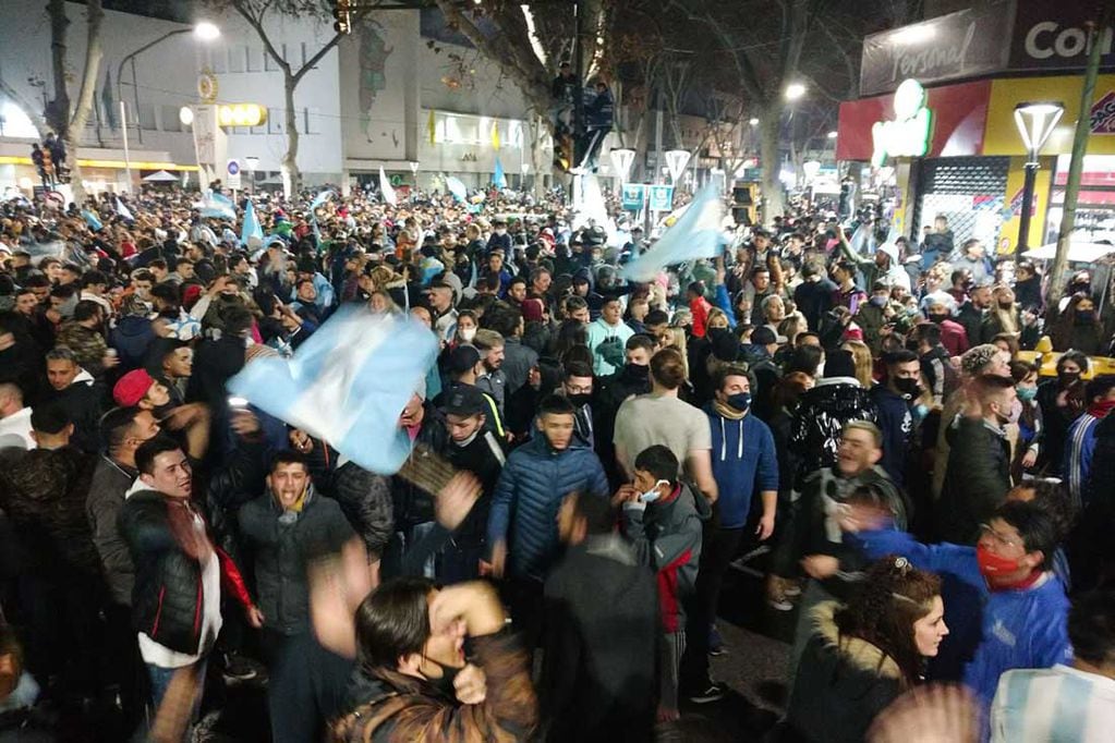 Mendocinos festejan el triunfo de Argentina campeón de la Copa América 2021,en calle Rivadavia esquina San Martín de Ciudad