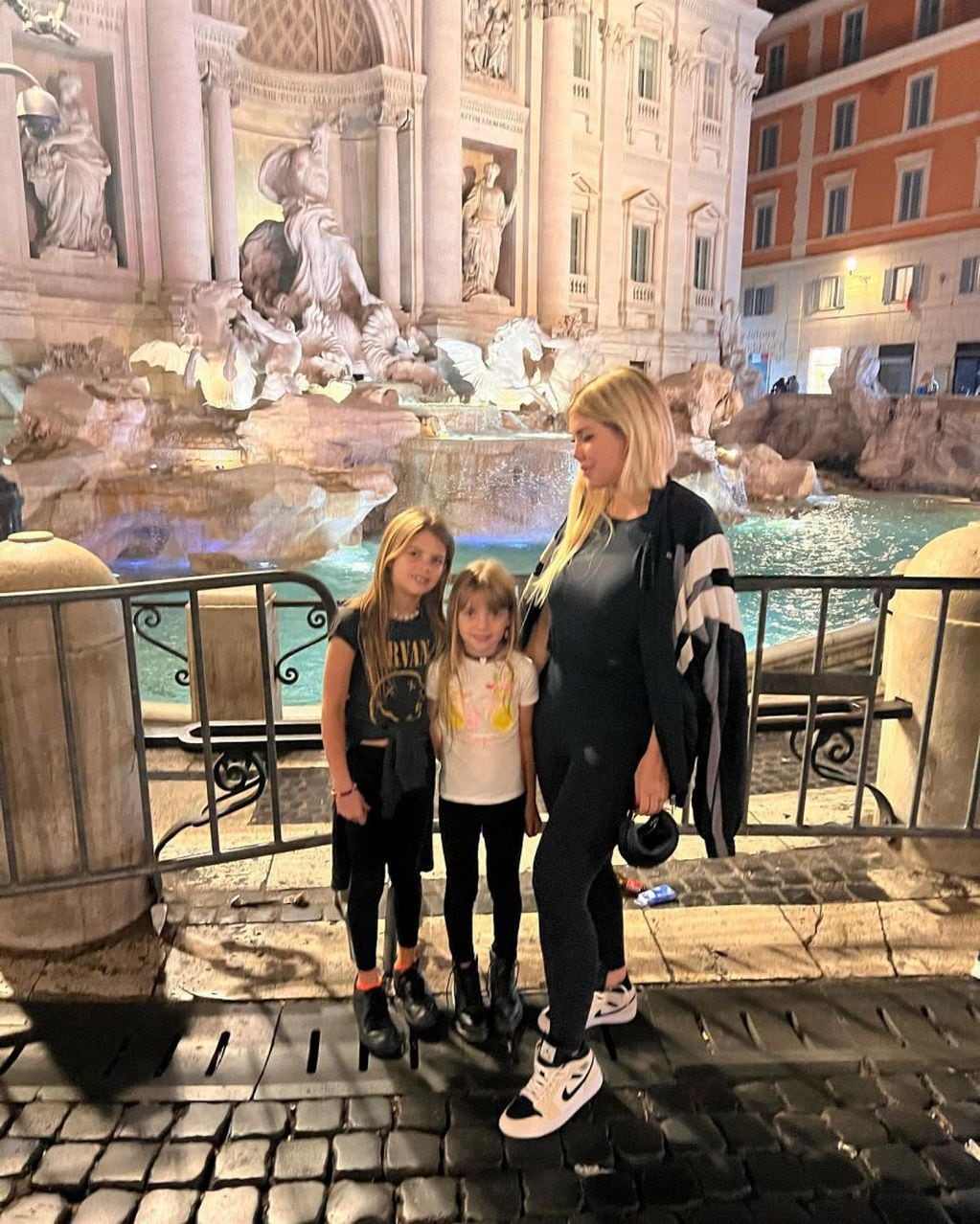 Wanda con sus nenas en Roma