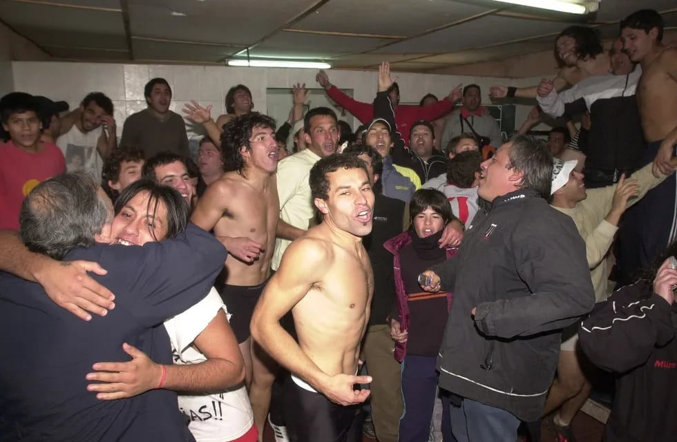 Los jugadores, directivos del Lobo e hinchas festejan en el antiguo vestuario local del estadio Víctor Legrotaglie el ascenso al Federal A 2006.