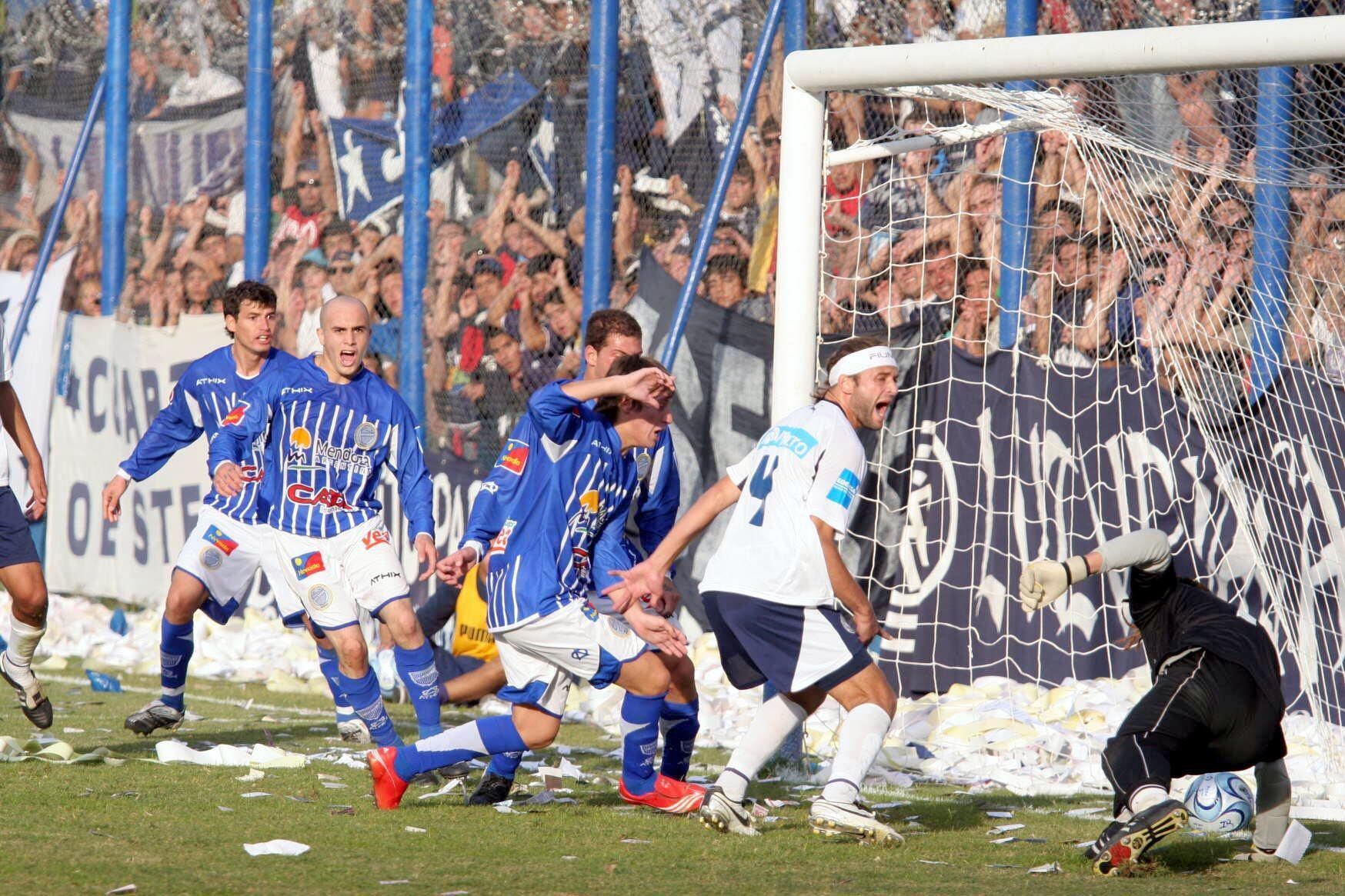El Fideo Fernández (botines rojos) ya la empujó y Guzmán no podrá evitar el gol y la victoria (1-0) del Tomba en 2008. 