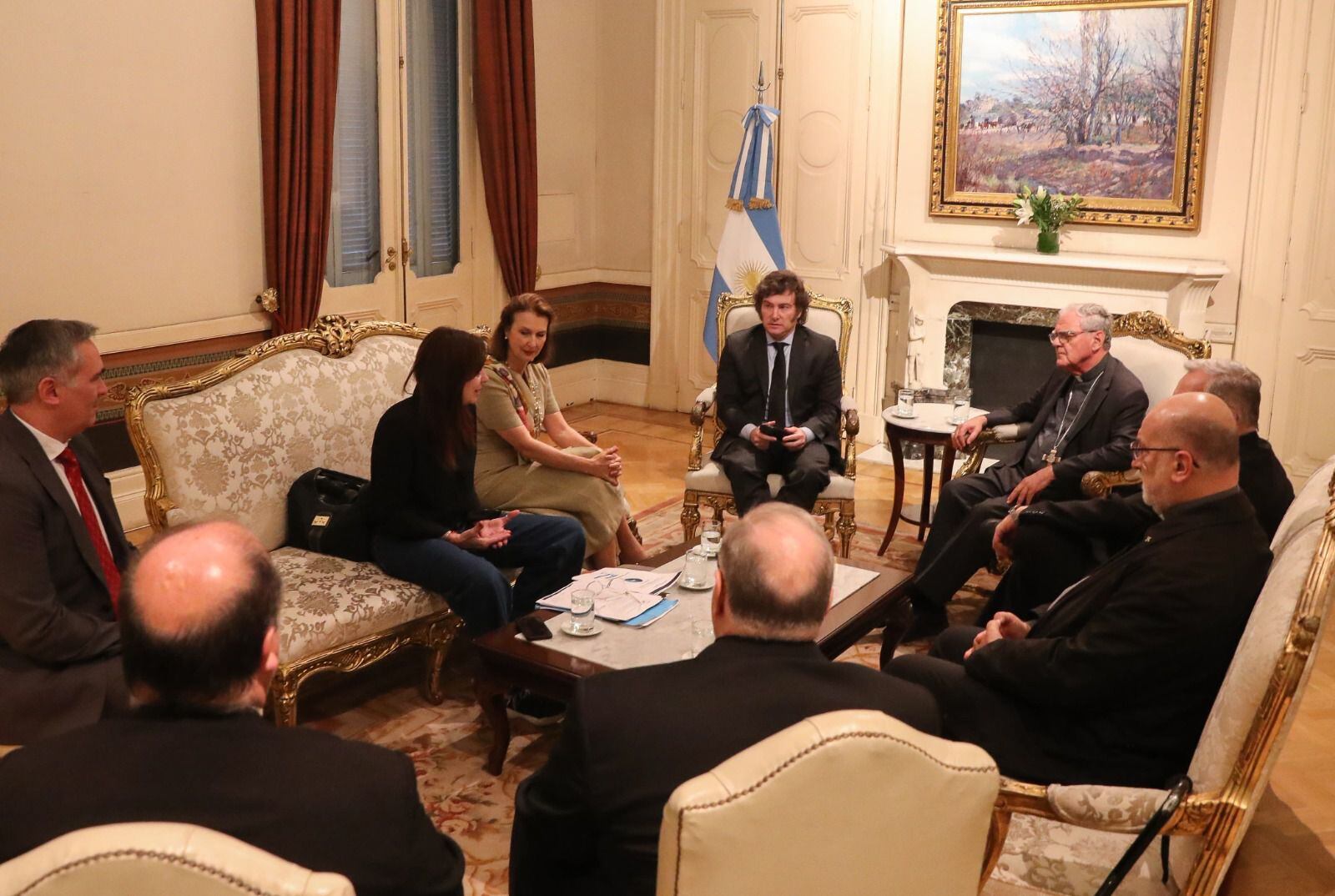 Javier Milei recibió en Casa Rosada a los integrantes de la comisión ejecutiva de la Conferencia Episcopal Argentina, encabezados por su titular, Monseñor Oscar Ojea. (Presidencia)