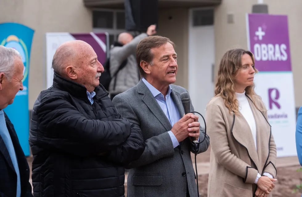 El gobernador Rodolfo Suárez, junto al intendente de Rivadavia, Miguel Ronco; y la titular del IPV, María Marta Ontanilla. Prensa Gobierno