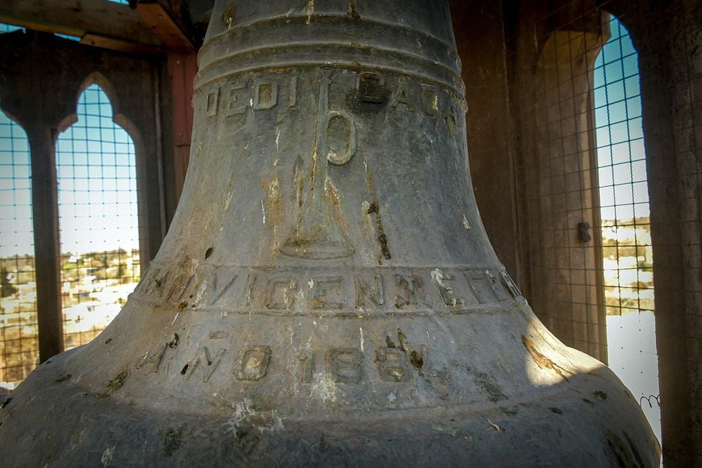 Detalle del medio de la campana ubicada en la iglesia San Vicente Ferrer de Godoy Cruz
foto: Orlando Pelichotti / Los Andes