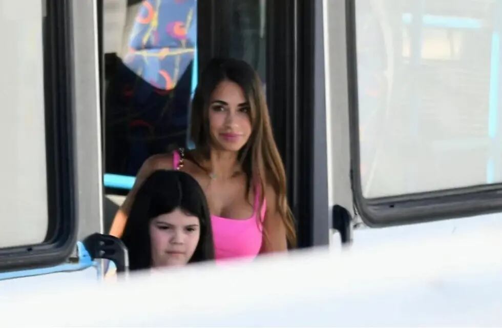 Antonela Rocuzzo llegó junto a sus hijos y parte de la familia de Lionel Messi a Rosario. Foto: Gentileza / Clarín