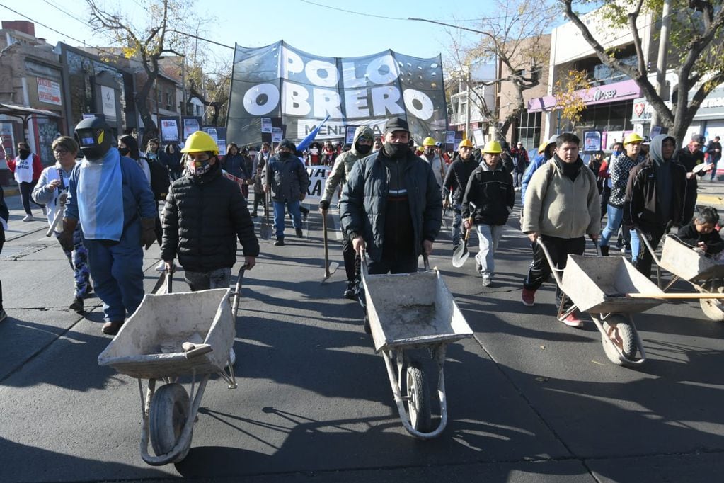 Caos vehicular en el centro mendocino por manifestaciones del Polo Obrero. Foto: Ignacio Blanco / Los Andes.