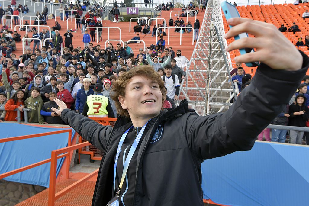 Modo selfie. Hichas de la Celeste disfrutaron en el estadio de Mendoza del triunfo por 1-0 a los africanos, victoria que los metió a los sudaméricanos en la siguiente ronda de la Copa del Mundo Sub-20 Argentina 2023. / Foto: Orlando Pelichotti