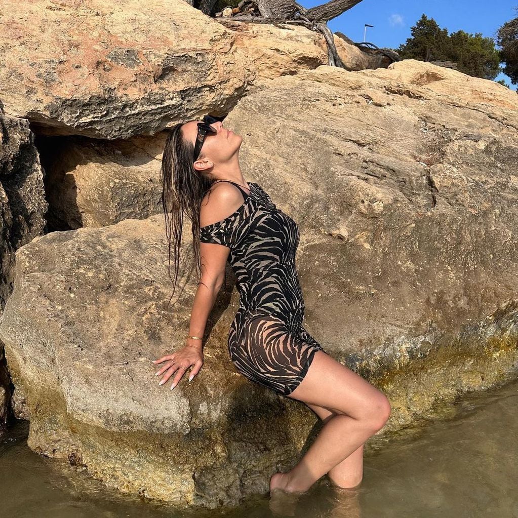 Floppy Tesouro lució un vestido traslúcido y se sumergió en las playas de Ibiza
