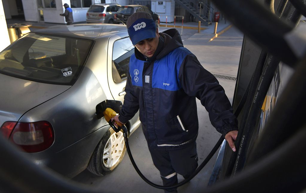 Los precios de los combustibles varían según la estación de servicio, en algunas hay faltantes. 
Foto: Orlando Pelichotti 
