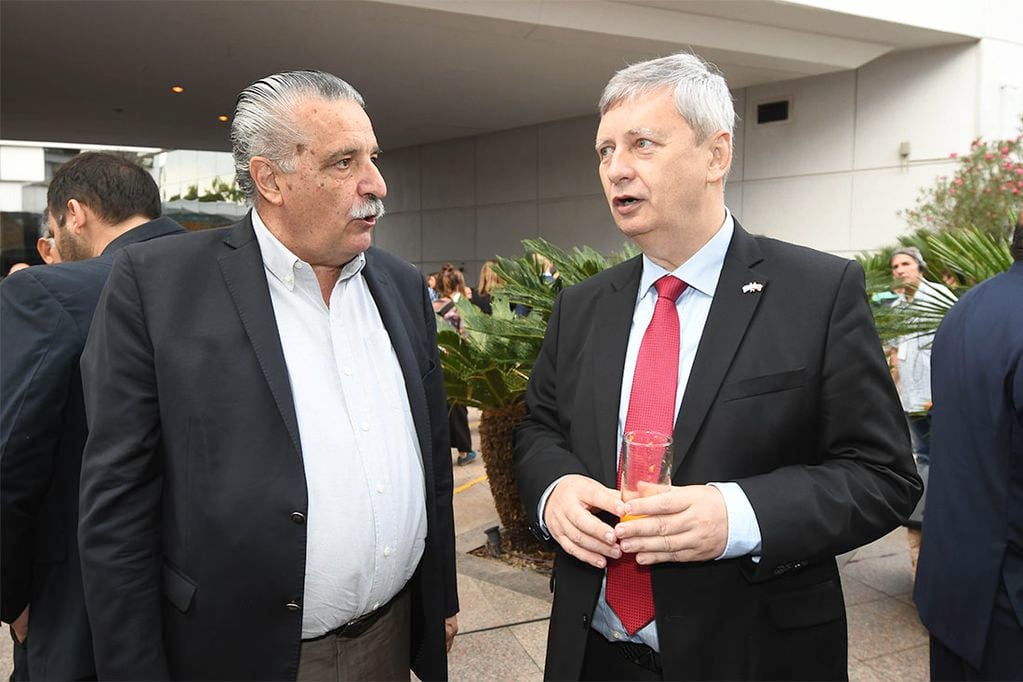 Eduardo Sancho junto al embajador de Eslovenia Rastislav Hindcky. Foto: José Gutiérrez / Los Andes
