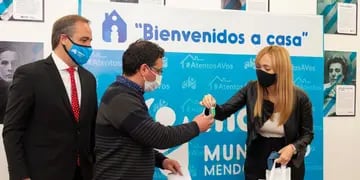Matías Stevanato y Anabel Fernández Sagasti entregan viviendas en Maipú