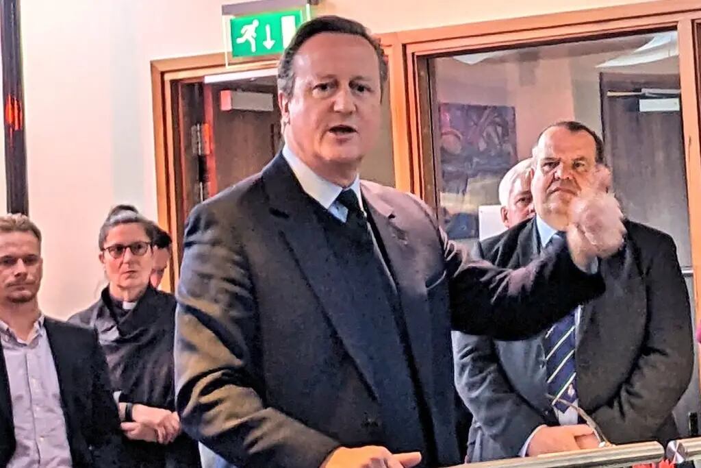 David Cameron visitó las Islas Malvinas: “Espero que quieran ser británicas durante mucho tiempo, para siempre”