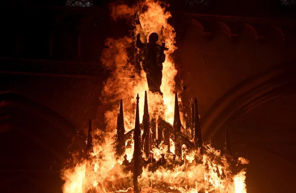 Incendio en la iglesia institucional de Carabineros. Fue una de las dos iglesias atacadas en Santiago. Foto: AP.