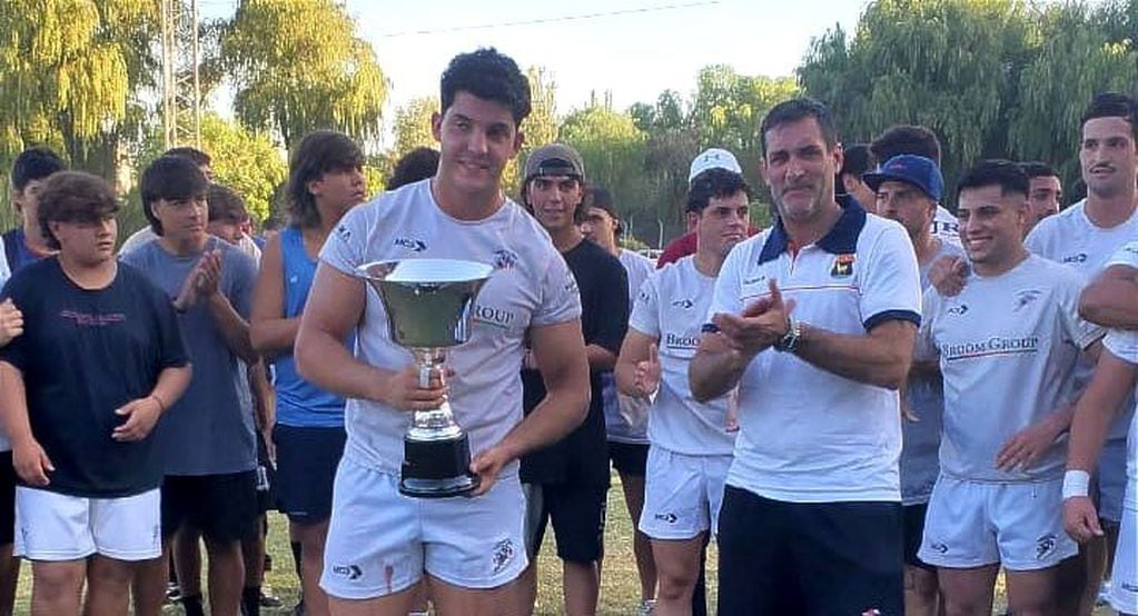 El Mendoza RC se coronó campeón del Provincial Apertura. Su capitán, Ignacio Vidal, recibió la copa de manos del presidente de la URC, Javier Pelegrina.