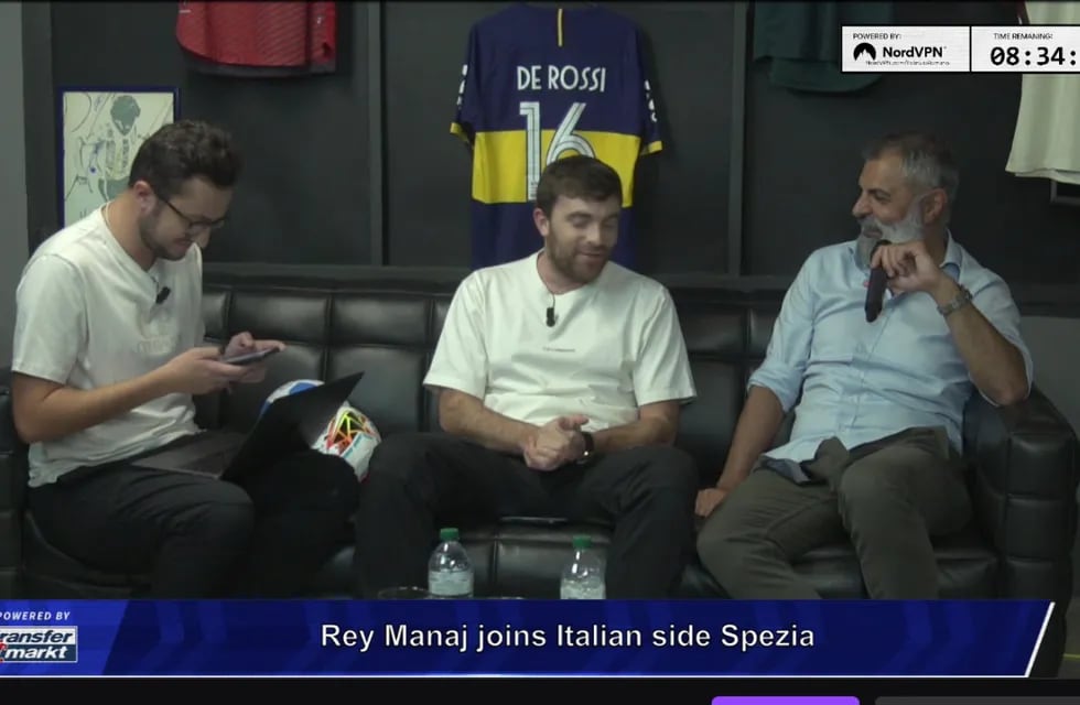 Fabrizio Romano, y la camiseta de Boca en el fondo.