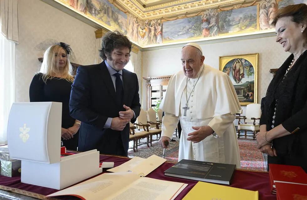 Tras los abrazos, los regalos: Javier Milei y el papa Francisco, reunidos de manera privada en el Vaticano (Gentileza)