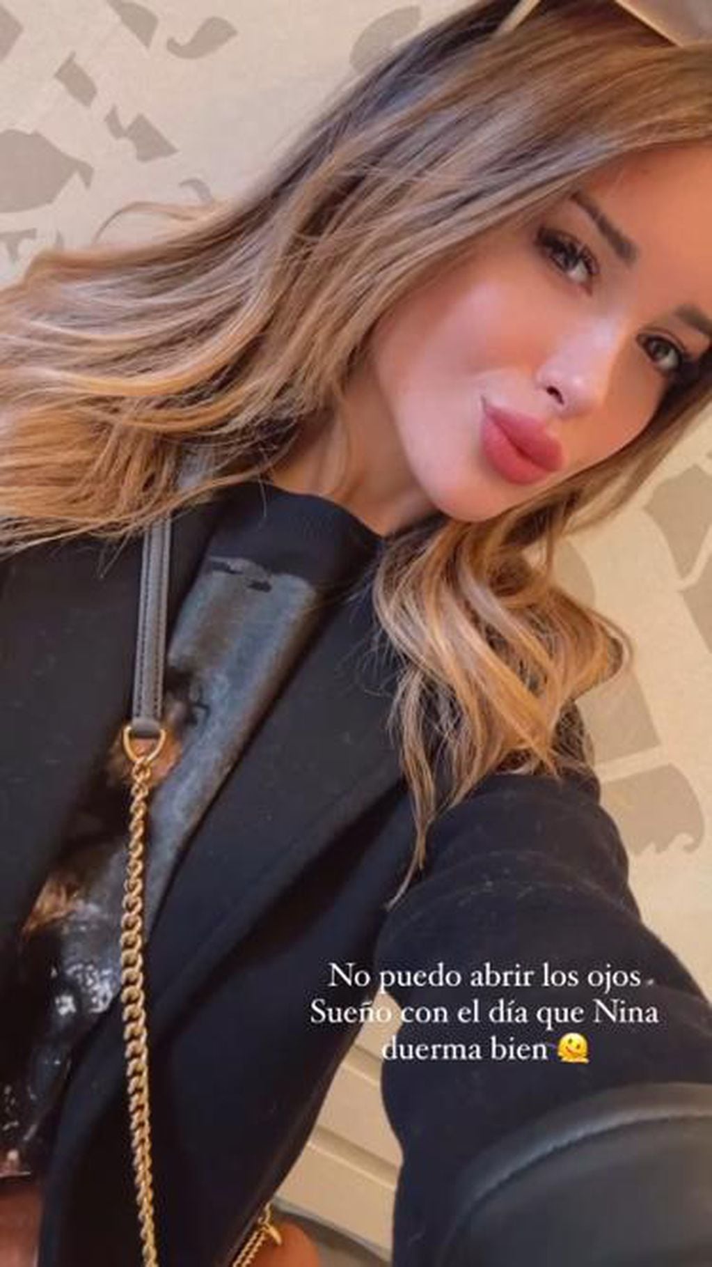 Agustina Gandolfo compartió a través de historias de Instagram lo poco que duerme por las malas noches que tiene su hija Nina.