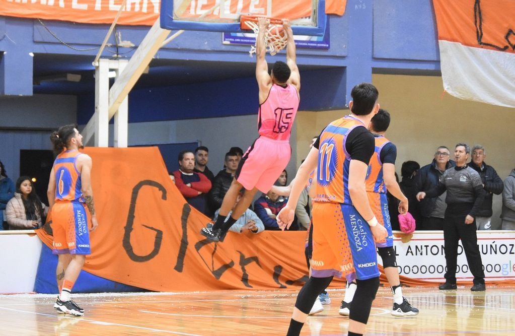 An impressive dunk by American footballer, Jonah Underwood, from Atletico Club San Martin.  / Kindness: I'm from the East.