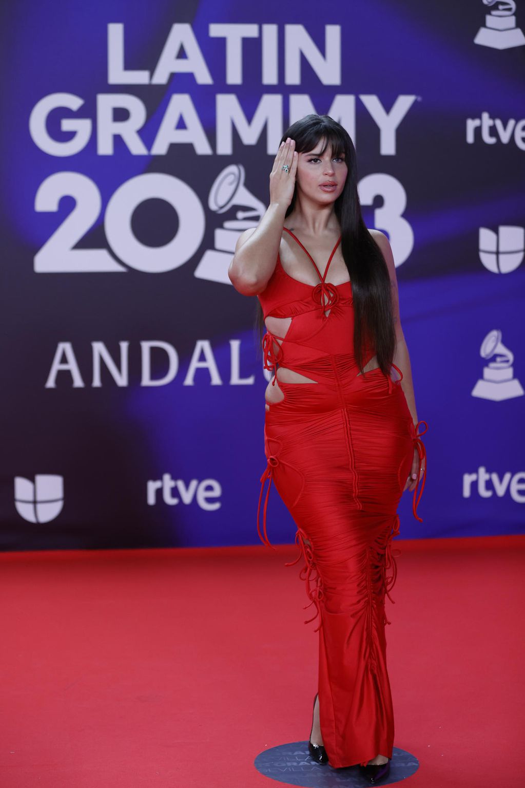 SEVILLA. 16/11/2023.- La cantante argentina Nathy Peluso posa para los fotógrafos en la alfombra roja de la gala anual de los Latin Grammy, este jueves en Sevilla. EFE/ Jorge Zapata
