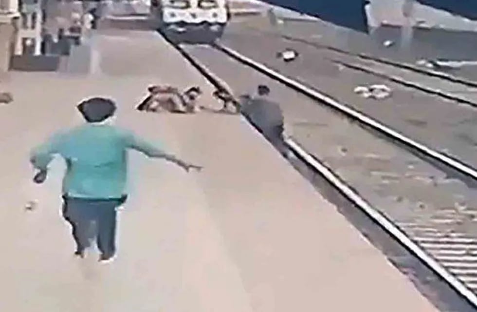 El hombre le salvó la vida al niño segundos antes de ser atropellado por el tren. Foto: Captura Twitter.