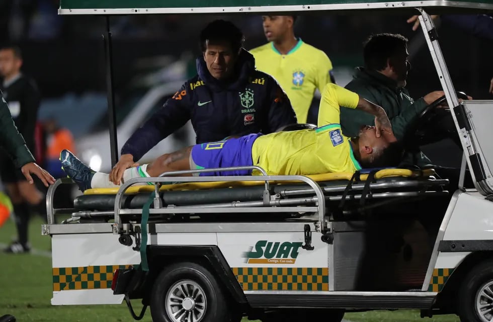 Neymar sale lesionado en un partido de las Eliminatorias Sudamericanas para la Copa Mundial de Fútbol 2026 entre Uruguay y Brasil en el estadio Centenario de Montevideo. /  EFE