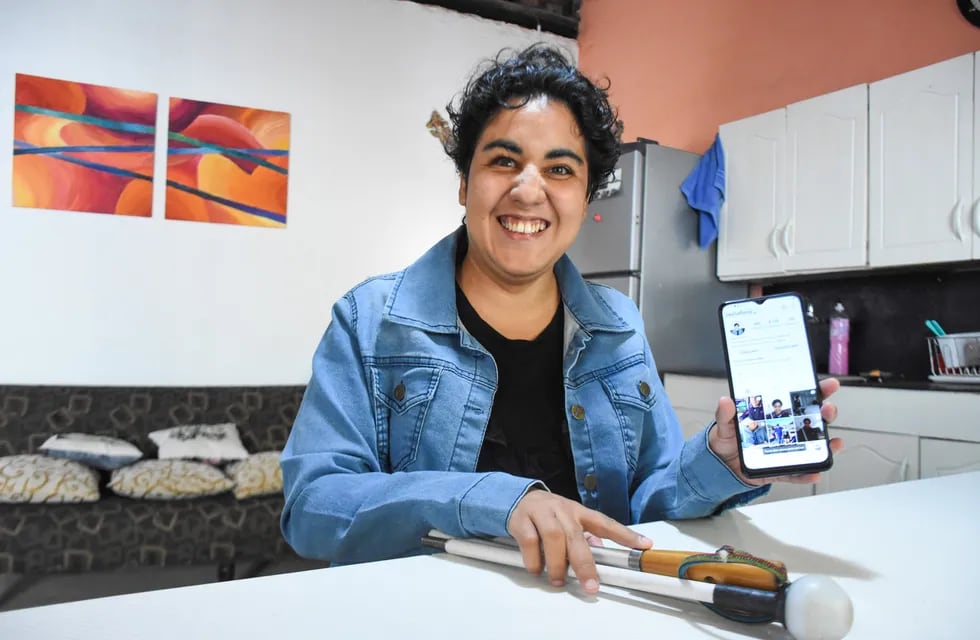 Cecilia Flores padece retinopatía y se dedica a realizar videos para crear conciencia sobre la discapacidad visual. 

Foto: Mariana Villa / Los Andes