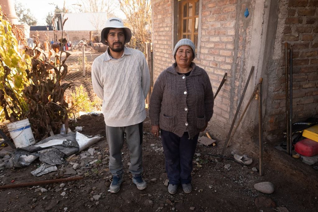 Luis Gutiérrez, agricultor de Rodeo del Medio junto a su madre Prudencia Cari. Foto: Ignacio Blanco / Los Andes