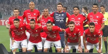  venció ayer por 2-1 a The Strongest y aseguró un cupo en la próxima edición del campeonato de Conmebol. Resta definir un equipo chileno.
