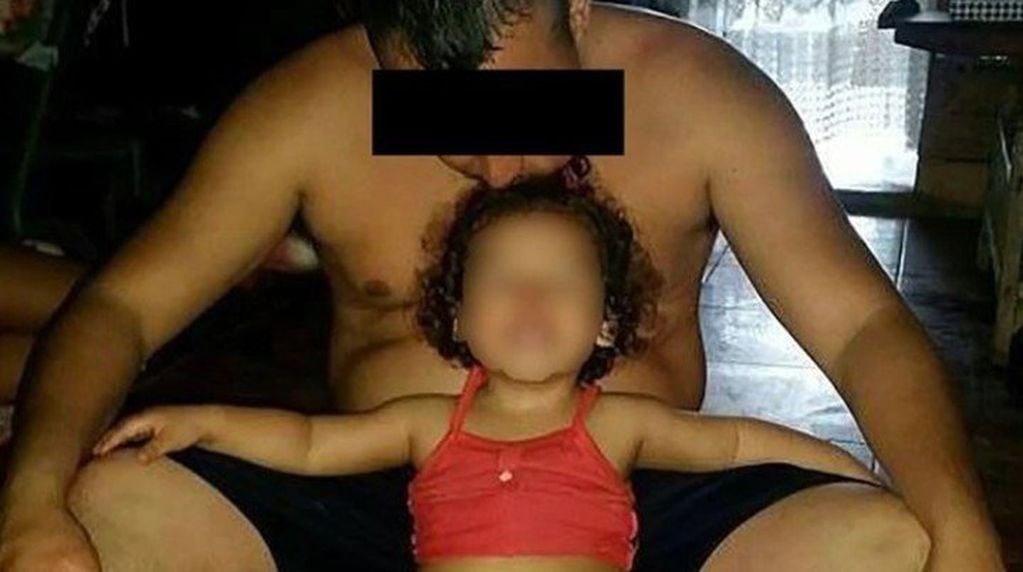 Herrera junto a su hijita en una foto publicada en 2019 en Facebook. - Clarín