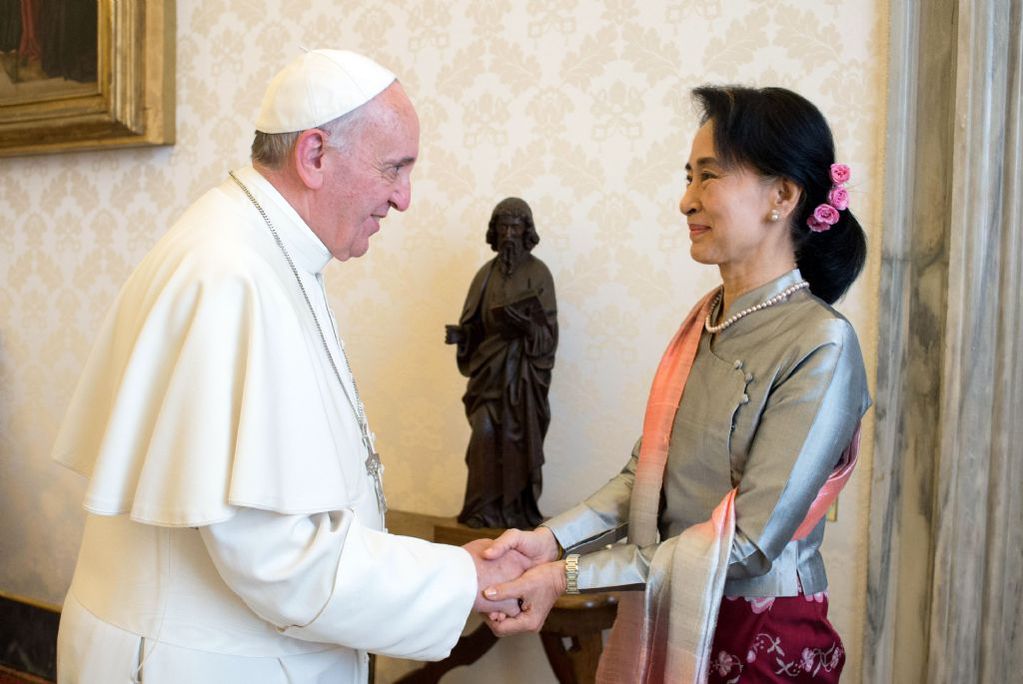 Aung Suu Kyi es presidenta de Birmania y premio la Nobel de la Paz. Aquí, reunida con el papa Francisco