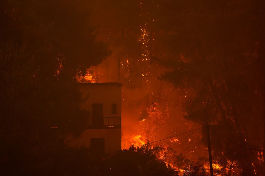 Miles de hectáreas son devoradas por las llamas en Grecia y Turquía.