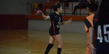La jugadora viene de ganar un campeonato internacional en fútbol y ahora fue convocada en handball. 