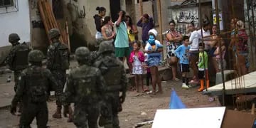  Un operativo policial en busca de narcotraficantes en la favela Manguinhos de Río.