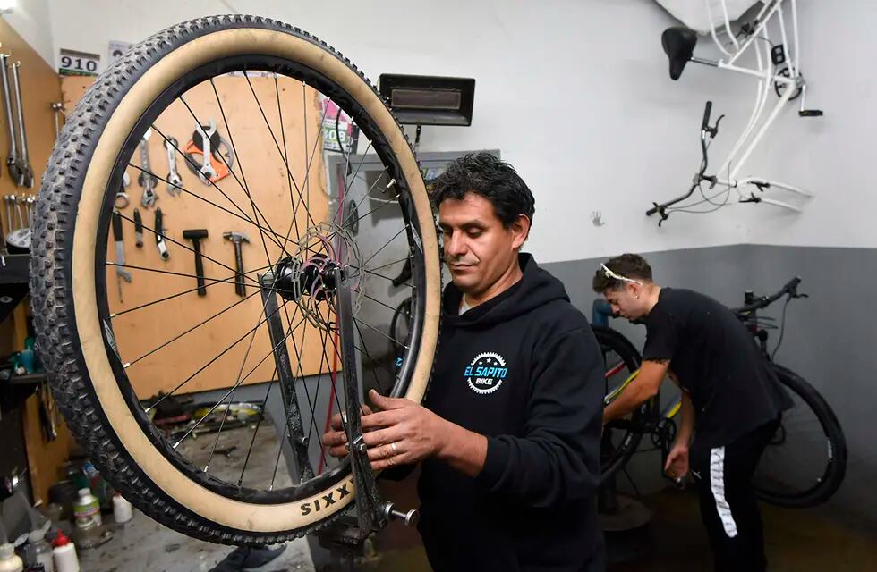 Aumentpó la demanda de arreglo en las Bicicleterías. Foto: Orlando Pelichotti